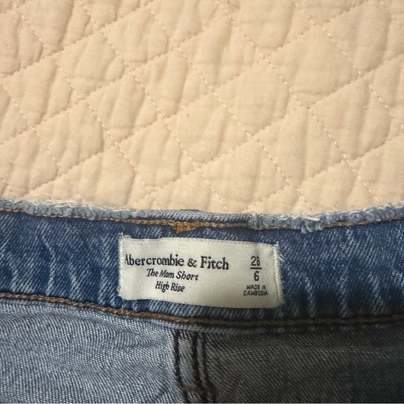 Abercrombie & Fitch - The Mom Short High Rise - Picture 3 of 3